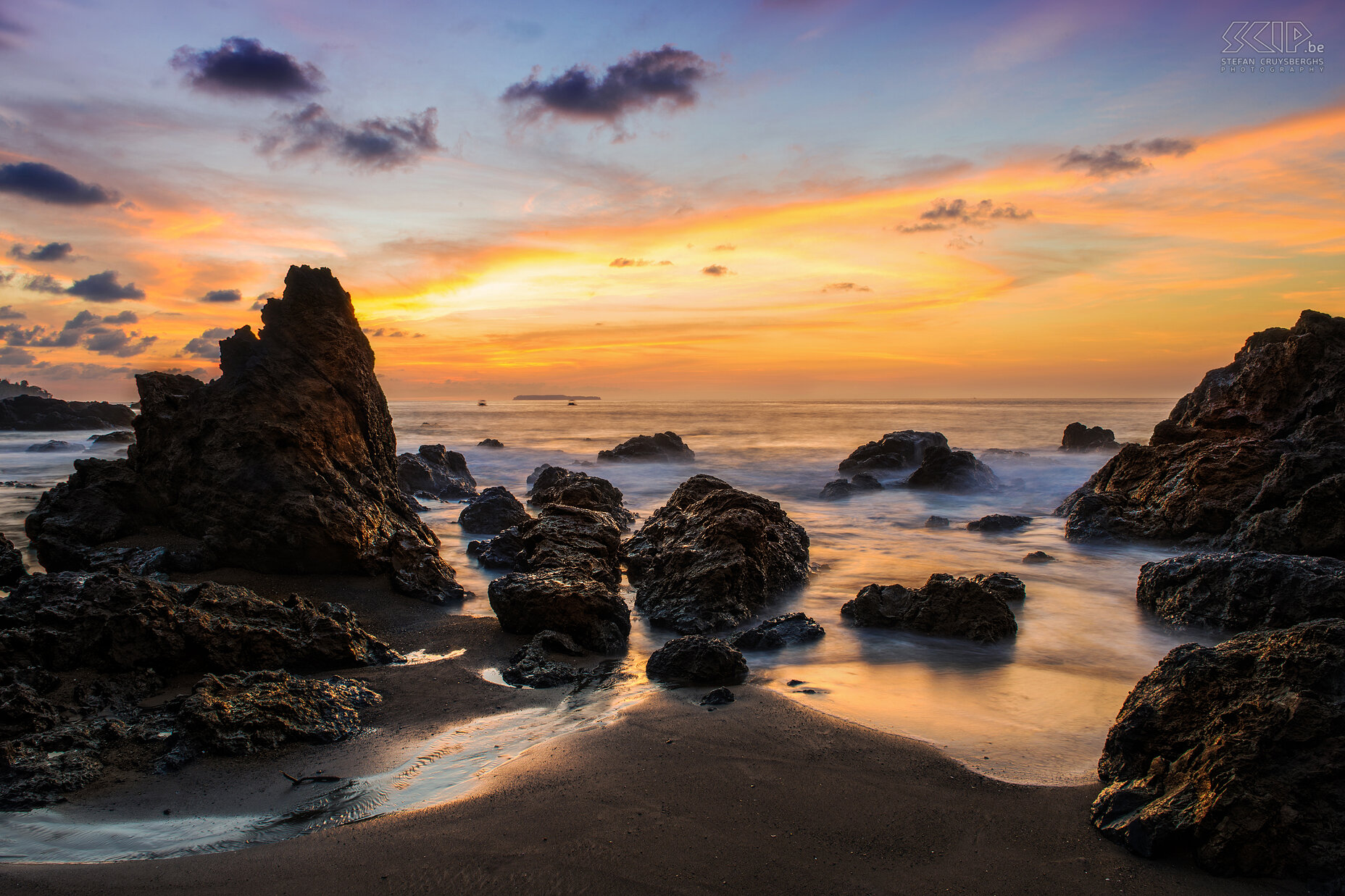 Bahia Drake - Sunset A fantastic sunset at one of the beaches of Drake Bay at the Pacific Ocean Stefan Cruysberghs